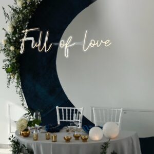 Neónový nápis “Full of love”