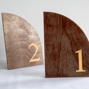 Drevené gravírované čísla stolov