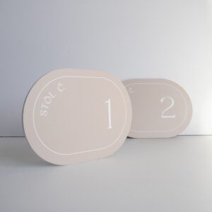 Krémové čísla stolov