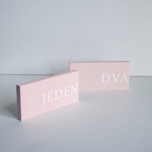 Ružové drevené čísla stolov