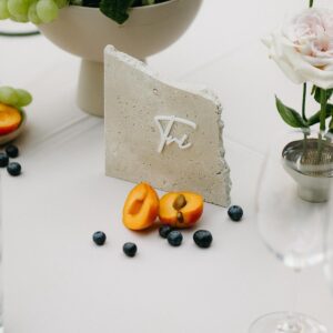 Kameninové čísla stolov