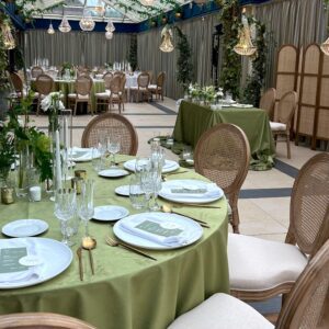 Trávovo zelený okrúhly obrus