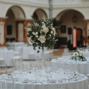 Biely okrúhly obrus