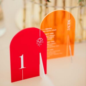 Ružové neónové čísla stolov