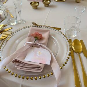 Transparentný klubový tanier so zlatými guličkami