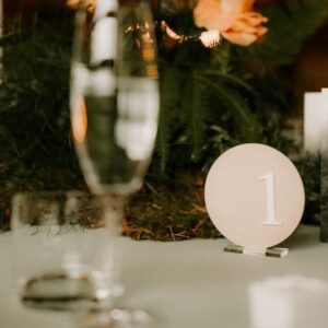 Nude kruhové čísla stolov