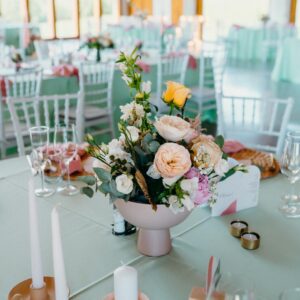 Béžové podnosy na kvety