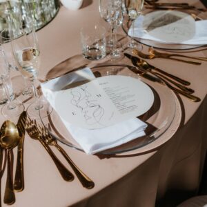 ​​Transparentný klubový tanier