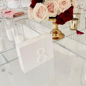 Biele kockové čísla stolov