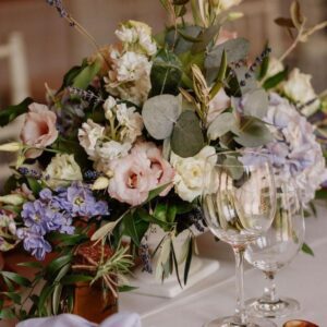 Biele podnosy na kvety